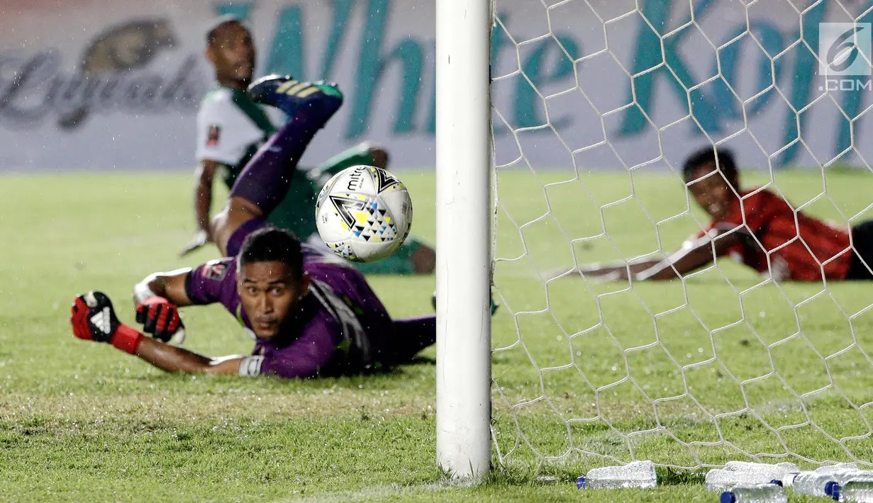 Kiper Perseru Serui, Hendra Molle, berusaha mengamankan bola saat melawan Persebaya Surabaya pada laga Piala Presiden 2019 di Stadion Si Jalak Harupat, Bandung, Sabtu (2/3). Persebaya menang 3-2 atas Perseru. (Bola.com/Yoppy Renato)