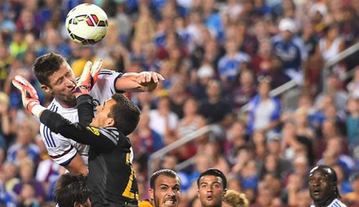 Pemain Chelsea Gary Cahill duel udara dengan kiper Barcelona Jordi Masip saat mencetak gol pada Laga International Champions Cup di FedEx Field, AS, Rabu (29/7/2015) pagi WIB. (AFP Photo/Nicholas Kamm)