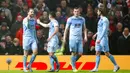Para pemain Burnley merayakan gol yang dicetak oleh Jay Rodriguez ke gawang Manchester United pada laga Premier League di Stadion Old Trafford, Kamis (23/1/2020). Manchester United takluk 0-2 dari Burnley. (AP/Martin Rickett)