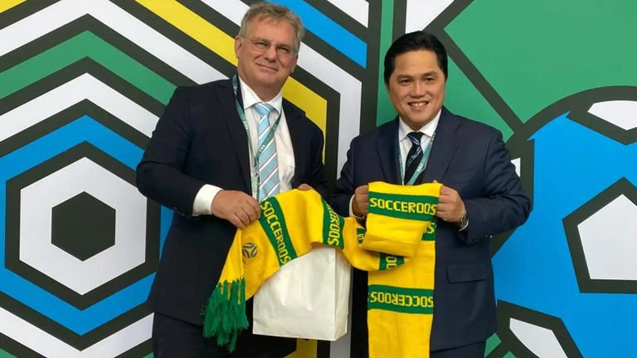 Ketua PSSI, Erick Thohir bersama Ketua Federasi Sepak Bola Australia (FFA), Chris Nikou.