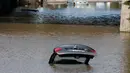 Sebuah mobil terendam banjir yang disebabkan hujan deras di Mandelieu, Prancis, Minggu (4/10/2015). Akibat peristiwa itu, sebanyak 16 warga dilaporkan tewas. (REUTERS/Eric Gaillard)  