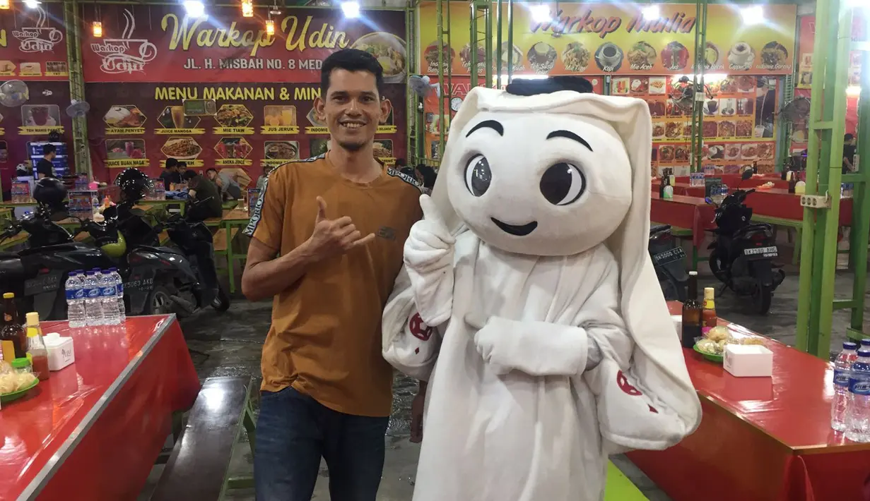 Warkop Multatuli Medan menjadi tempat terakhir pada hari itu yang disambangi maskot lucu Piala Dunia 2022 tersebut. (Dok. SCM)