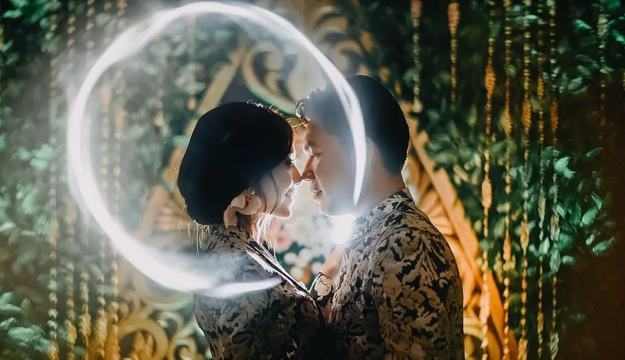 Vokalis Armada itu menambahkan, setelah pernikahannya digelar di Solo Jawa Tengah, tidak ada lagi pesta pernikahan di Jakarta. Kecuali mendapat tawaran endorsement. (Instagram/monicaimas)