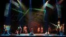 Para aktor Teater Koma menampilkan adegan dalam pementasan Rumah Sakit Jiwa di Graha Bhakti Budaya, Taman Ismail Marzuki, Jakarta, Rabu (29/7/2026). Produksi ke-237 Teater Koma yang berkolaborasi dengan Bakti Budaya Djarum Foundation ini kembali menghadirkan karya almarhum N. Riantiarno dengan interpretasi artistik baru yang merefleksikan isu kemanusiaan, relasi kuasa, dan kesehatan mental yang tetap relevan di tengah perkembangan zaman. (KLY/ Budy Santoso)