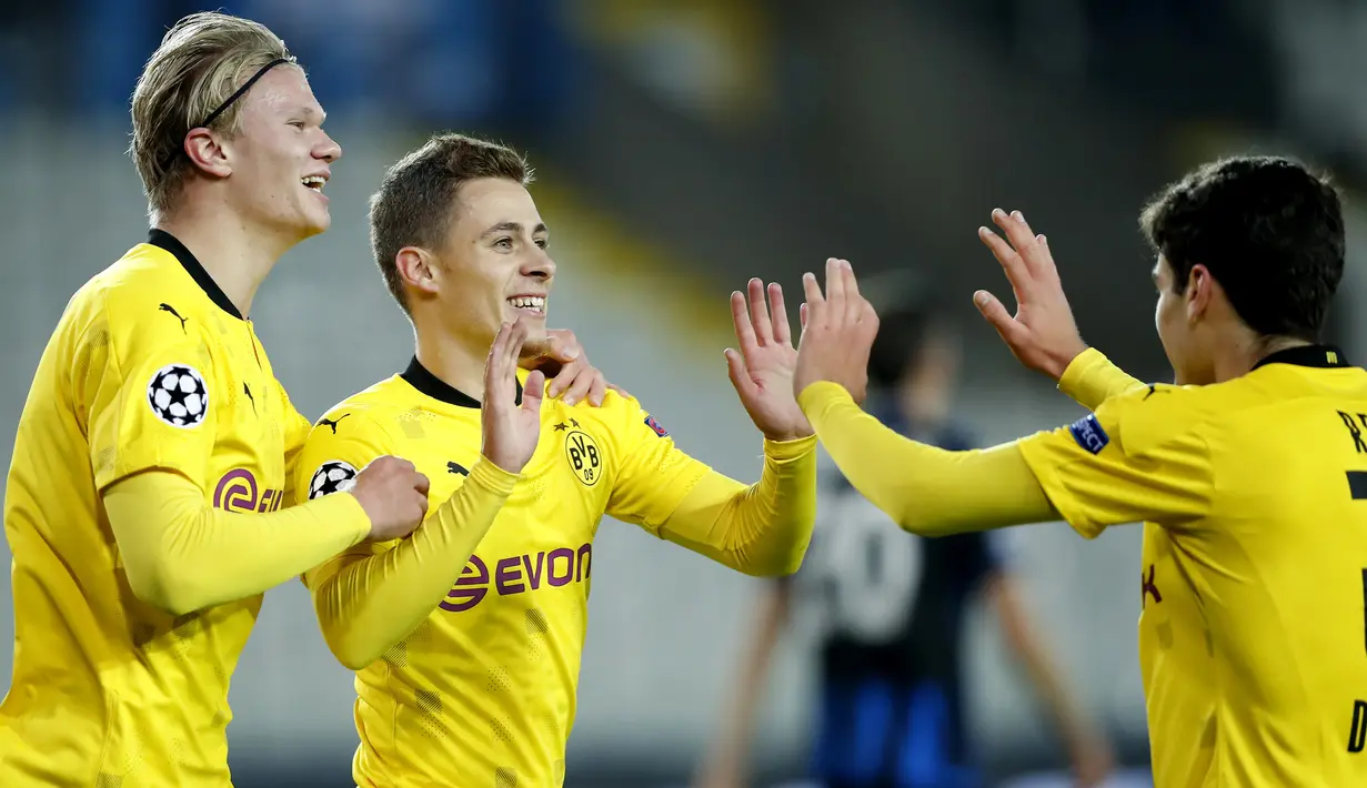 Pemain Borussia Dortmund merayakan gol yang dicetak Thorgan Hazard ke gawang Club Brugge pada laga lanjutan Liga Champions di Jan Breydel Stadion, Kamis (5/11/2020) dini hari WIB. Borussia Dortmund menang 3-0 atas Club Brugge. (AP Photo/ Francisco Seco)