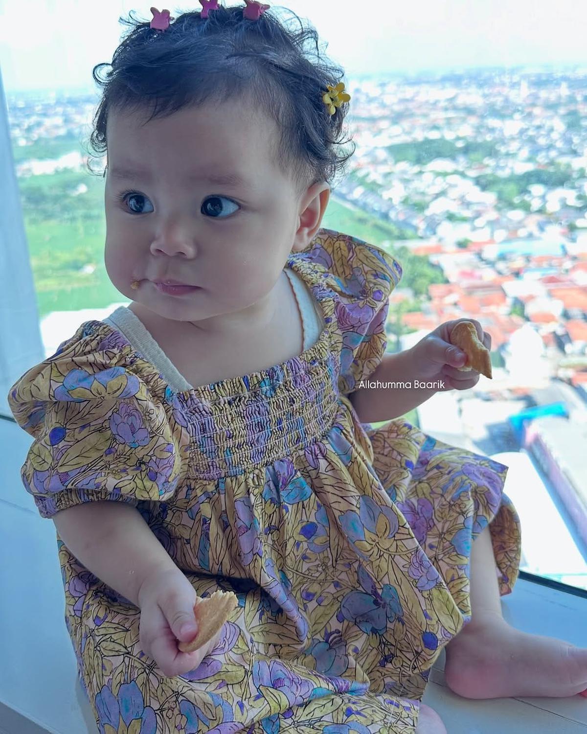 Potret Cantik Alesha Anak Larissa Chou dengan Jepit Rambut, Lucu dan Gemas