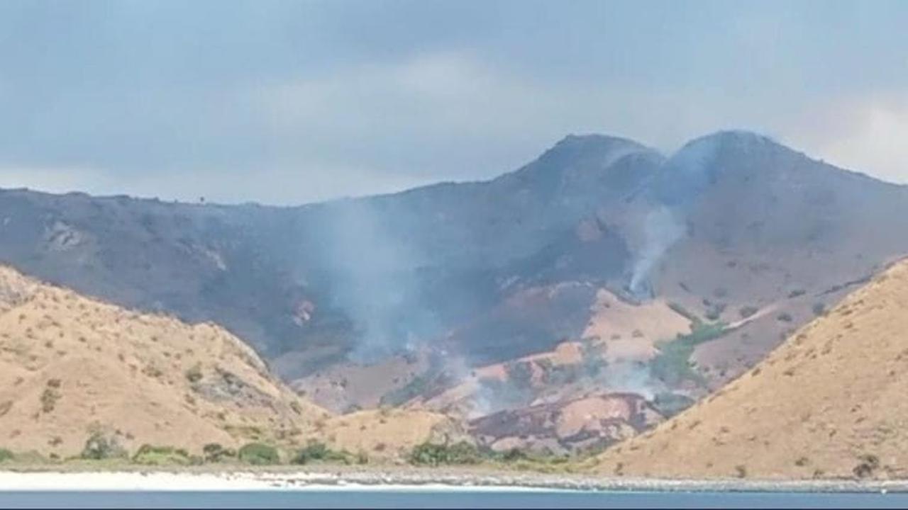 Padang Savana di di Laju Pamali sekitar Loh Wenci, bagian barat Pulau Komodo yang terbakar. (Foto istimewa)