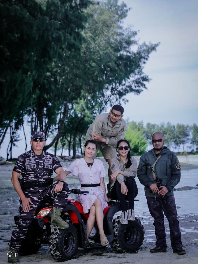 Puteri Indonesia DKI 4 2022, Nurkhotimah bersama Letkol Marinir Edy Effendi di Kepulauan Seribu