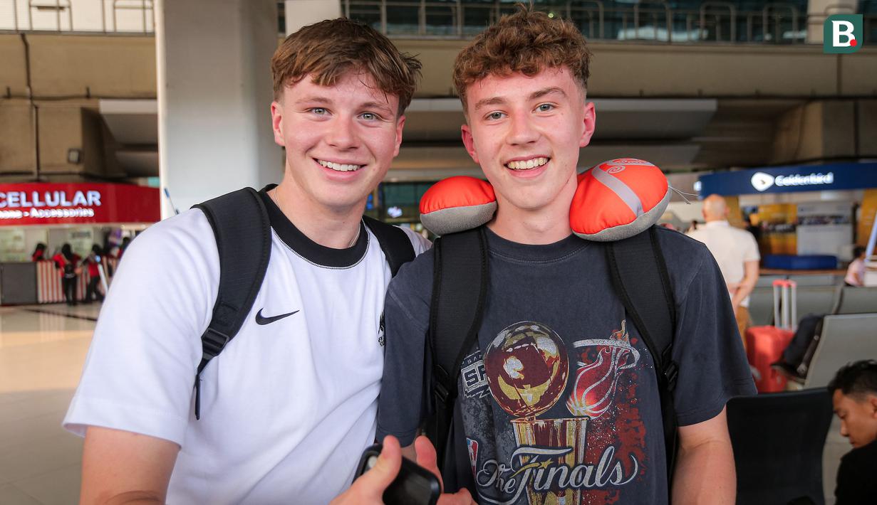 <p>Pemain Timnas Selandia Baru U-17, Matt Ford (kiri) berfoto bersama dengan Luke Supyk saat tiba di Terminal 3 Bandara Soekarno Hatta, Tangerang, Banten menjelang Piala Dunia U-17 2023 pada Jumat (03/11/2023). (Bola.com/Bagaskara Lazuardi)</p>