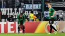 Reaksi pemain Borussia Moenchengladbach Matthias Ginter (kanan) dan Marcus Thuram setelah kalah dari Istanbul Basaksehir pada laga Grup J Liga Europa di Moenchengladbach, Jerman, Kamis (12/12/2019). Moenchengladbach gagal ke fase gugur setelah kalah 1-2 dari Basaksehir. (AP Photo/Martin Meissner)