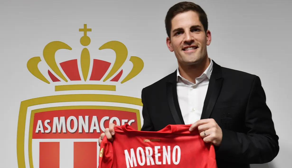Pelatih baru AS Monaco, Robert Moreno berpose menunjukkan jersey setelah konferensi pers di Stadion Louis II, Senin (30/12/2019). AS Monaco menunjuk mantan pelatih Timnas Spanyol, Robert Moreno  sebagai pelatih baru kontestan Ligue 1 Prancis itu menggantikan Leonardo Jardim. (YANN COATSALIOU / AFP)