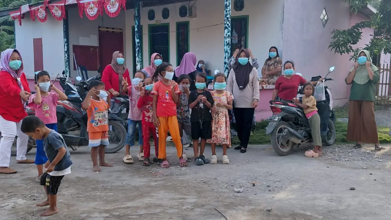 Debu Vulkanik GAK Serbu Pulau Sebesi, Warga Dibagikan Masker