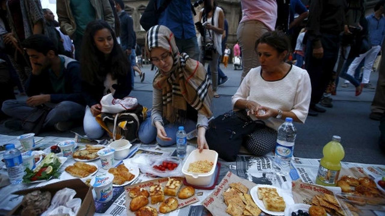 Nikmatnya momen buka puasa bersama di jalanan Istanbul