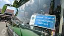 Petugas menempelkan stiker layak jalan untuk bus yang lolos cek fisik dan kelengkapan di Terminal Kampung Rambutan, Jakarta, Jumat (24/6). Dishub DKI melakukan tes kesehatan pengemudi dan pengecekan bus jelang arus mudik 2016. (Liputan6.com/Yoppy Renato)
