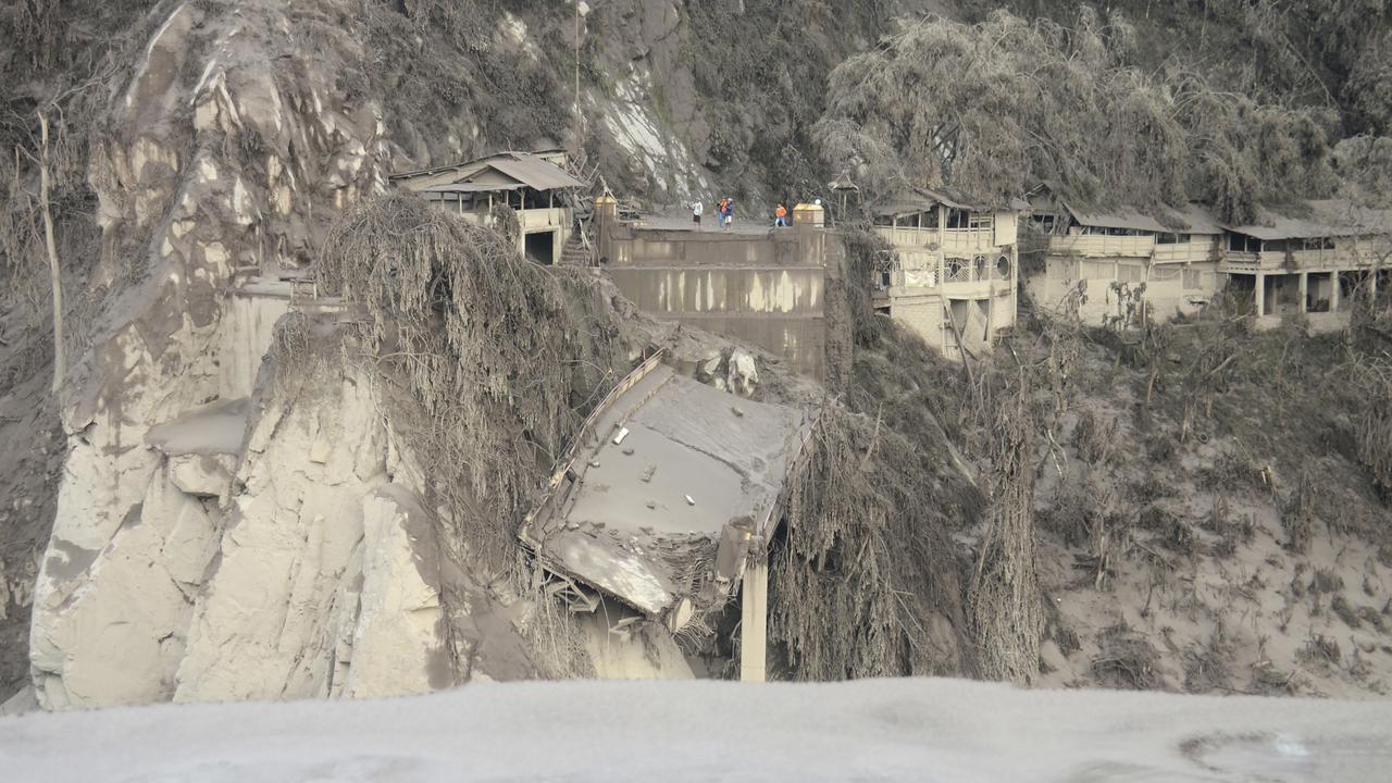 Ketebalan Abu Erupsi Gunung Semeru Tutupi Pemukiman