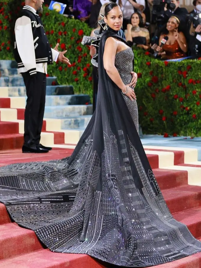Jadi Kontroversi, Jubah Alicia Keys di Met Gala Dituding Plagiat Karya Desainer Malaysia
