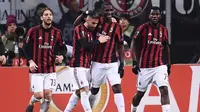 Para pemain AC Milan merayakan gol ke gawang Ludogorets pada leg kedua babak 32 besar Liga Europa, di San Siro, Milan, Kamis (22/2/2018). (AFP/Marco Bertorello)