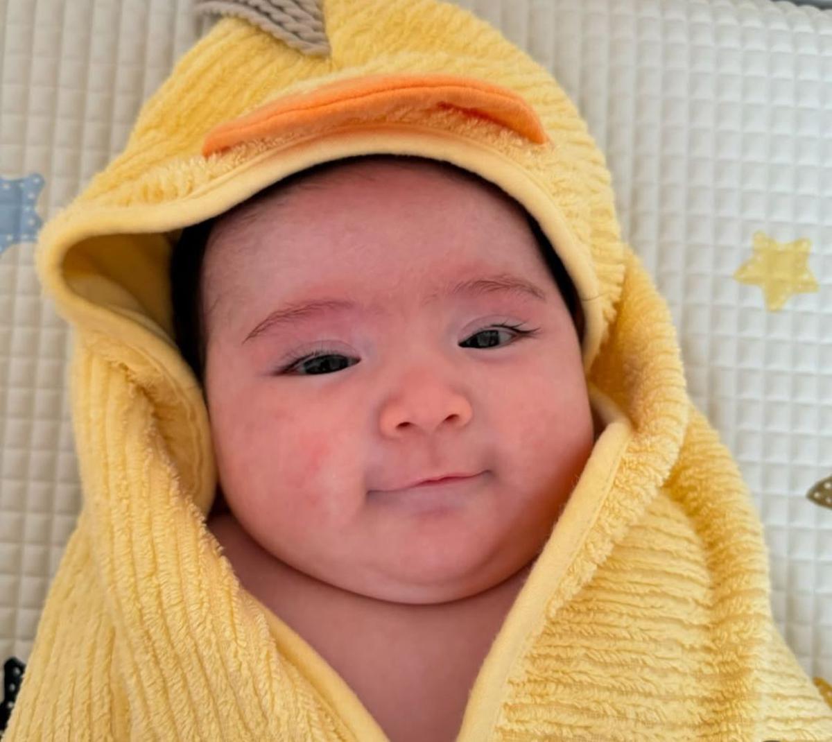 Potret Menggemaskan Hagia Anak Jedar, Berbalut Handuk Bebek dengan Ekspresinya yang Curi Perhatian