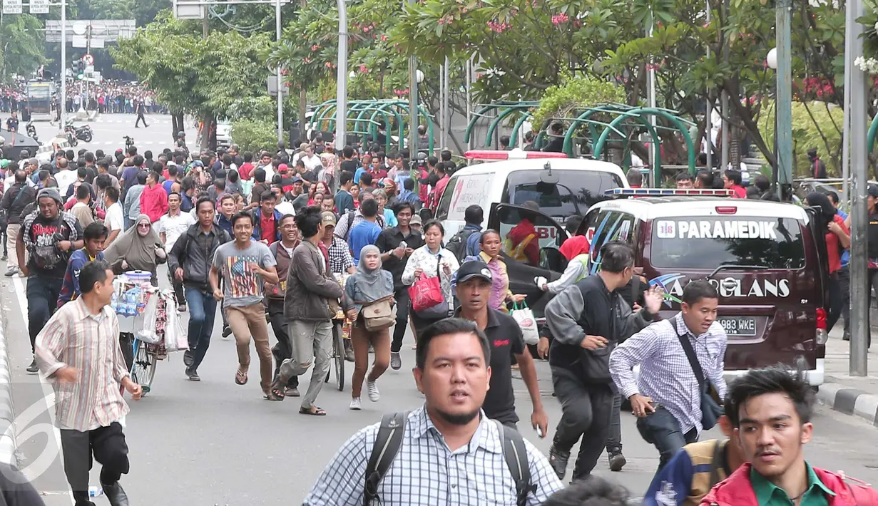 Sejumlah warga lari berhamburan seusai mendengar isu bom yang akan kembali meledak pasca terjadinya ledakan yang terjadi di Pos polisi dekat pusat perbelanjaan Sarinah, Jalan Thamrin, Jakarta, Kamis (14/1). (Liputan6.com/Angga Yuniar)