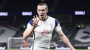 Penyerang Tottenham Hotspur, Gareth Bale, melakukan selebrasi usai mencetak gol ke gawang Sheffield United pada laga Liga Inggris di London, Minggu (2/5/2021). Tottenham menang dengan skor 4-0. (Shaun Botterill/Pool via AP)