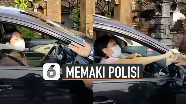 Seorang pengendara mobil memaki-maki anggota polisi ketika ditilang karena melanggar lampu merah.