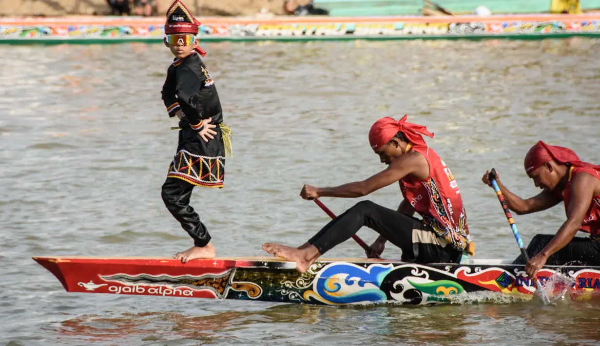 Ajang ini sempat mendunia setelah tarian Rayyan Arkan Dikha di bagian depan perahu tradisional viral di media sosial. (Wahyudi/AFP)