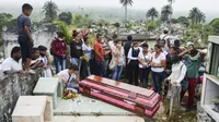 Pemakaman korban banjir Kolombia. (AFP)