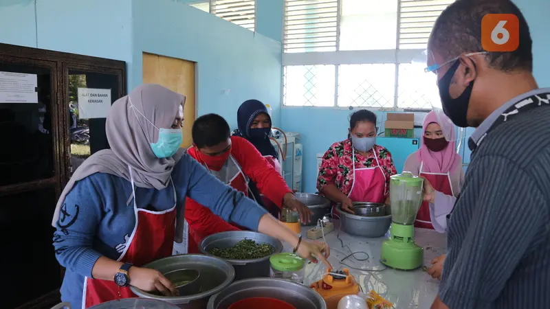 Sejumlah penyintas bencana Palu saat praktik mengolah kelor