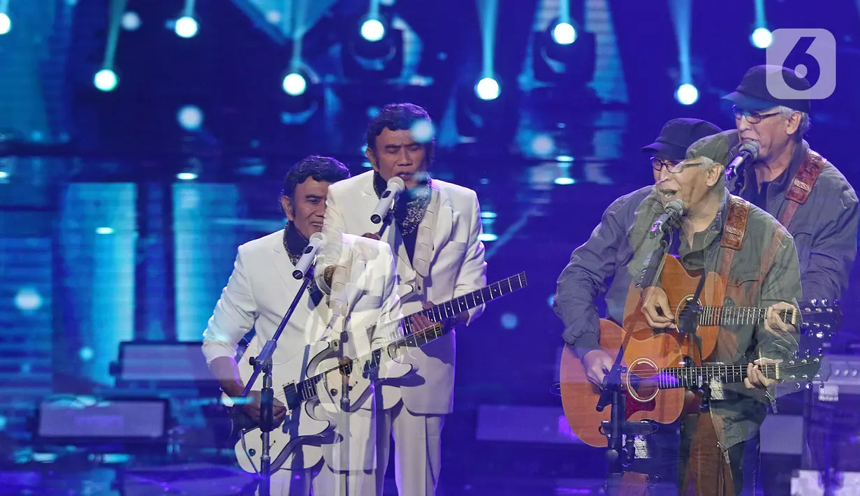 Penampilan penyanyi Rhoma Irama (kiri) dan Iwan Fals saat konser Pesta Perak 25 Indosiar di Jakarta, Minggu (12/1/2020). Rhoma Irama dan Iwan Fals berkolaborasi membawakan lagu Mirasantika, Buku Ini Aku Pinjam, Judi, dan Santai. (Liputan6.com/Herman Zakharia)