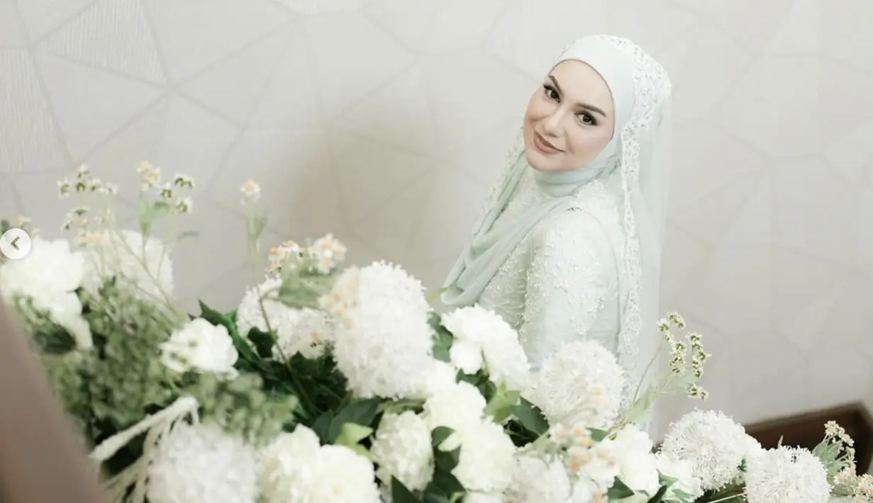 Sedikit aksen bulu mata juga menambah statement pada penampilannya. [Foto: Instagram/ Irish Bella]