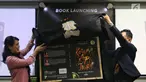MDRT Indonesia yang juga penulis buku "Kobaran Api Juara" Miliana Marten dan Direktur Agency yang juga penulis buku "Kobaran Api Juara" David Marten saat peluncuran buku "Kobaran Api Juara" di Jakarta, Rabu (27/2). (Liputan6.com/Johan Tallo)