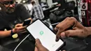 Warga mencoba mengakses aplikasi Whatsapp di Jakarta, Selasa (25/10). Platform pesan instan WhatsApp dilaporkan error, Selasa (25/10/2022) siang. Tak hanya di Indonesia, WhatsApp juga dilaporkan down di sejumlah negara. (Liputan6.com/Angga Yuniar)