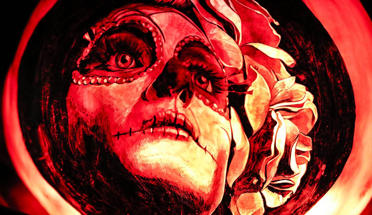 Sebuah ukiran pada labu terlihat dalam acara Malam 1.000 Jack-O'-Lantern di Chicago Botanic Garden, Glencoe, Illinois, Amerika Serikat, 24 Oktober 2020. Lebih dari 1.000 labu ukiran tangan dipamerkan di acara tersebut menjelang perayaan Halloween. (Xinhua/Joel Lerner)