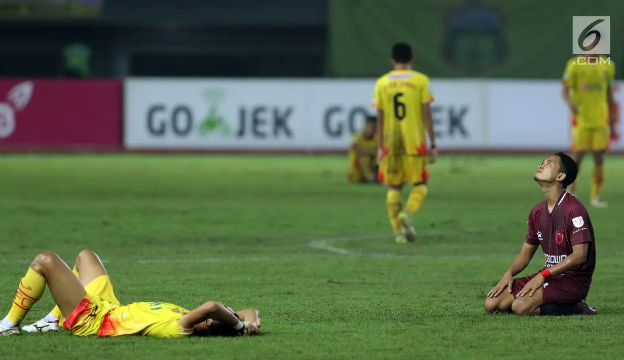 Pemain Bhayangkara tertunduk usai dikalahkan PSM Makassar pada lanjutan Liga 1 Indonesia di Stadion Patriot Candrabhaga, Bekasi, Kamis (19/10). PSM Makassar unggul 2-0. (Liputan6.com/Helmi Fithriansyah)