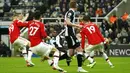 Pemain Newcastle United Allan Saint-Maximin (tengah) mencetak gol ke gawang Manchester United pada pertandingan sepak bola Liga Inggris di St. James' Park, Newcastle, Inggris, Senin (27/12/2021). Pertandingan berakhir imbang 1-1. (AP Photo/Jon Super)