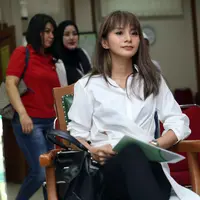 Sidang cerai Kirana Larasati dan Tama Gandjar kembali digelar untuk kedua kalinya. Dalam sidang yang beragenda mediasi itu, pihak tergugat kembali tidak hadir. Sidang pun ditunda  lantaran berkas Kirana yang belum lengkap. (Nurwahyunan/ Bintang.com)