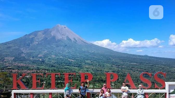 Bagi pengunjung Ketep Pass yang tak berminat terhadap pengetahuan tentang Merapi, tetap akan diberi bonus keindahan oleh gunung Merapi. (foto: Liputan6.com / edhie prayitno ige)