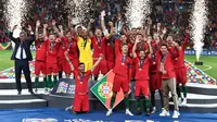 Portugal berselebrasi setelah berhasil memenangkan Piala UEFA Nations League usai mengalahkan Belanda dalam pertandingan final di Estadio do Dragao, Porto (10/6/2019). Portugal berhasil mengalahkan Belanda 1-0, berkat gol Goncalo Guedes. (AP Photo/Martin Meissner)