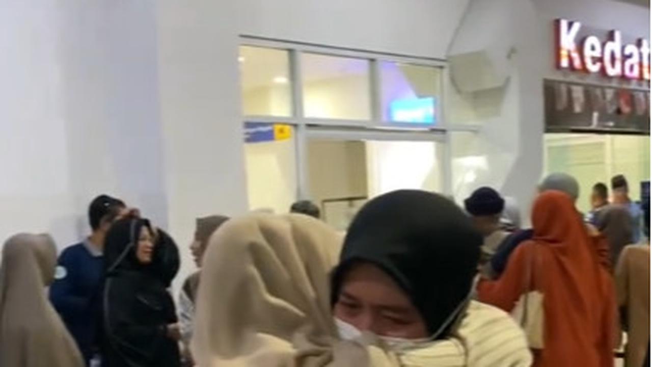Peluk Erat Bak Lepas Kerinduan, Momen Wanita Sambut Ibunda yang Datang Dari Luar Negeri Ini Bikin Haru