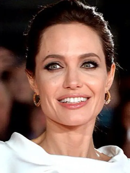 Selama ini Jolie memang terlihat tampak tegar ketika menggugat cerai Pitt dan kemudian mengurus anak-anaknya seorang diri. Namun sebenarnya, ia sama dengan wanita pada umumnya yang berpisah dengan suami. (Instagram/angelinajolie)