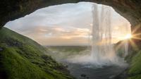 Ilustrasi keindahan alam, air terjun, Islandia. (Photo by Joshua Sortino on Unsplash)