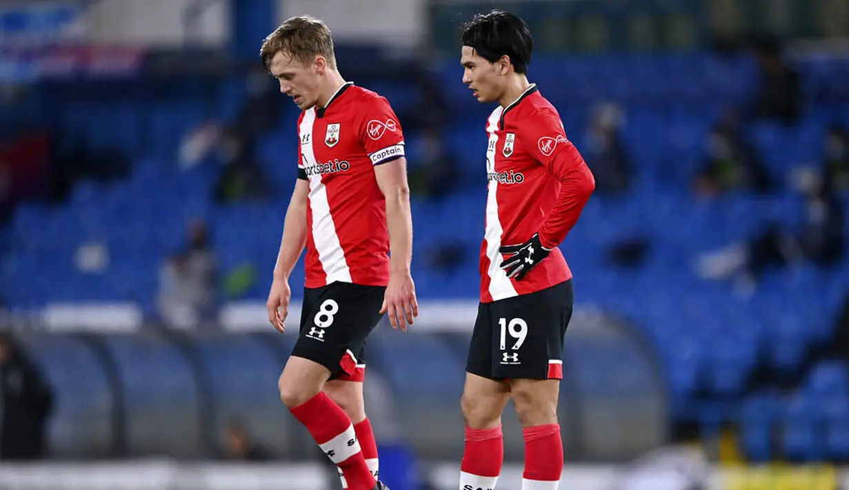 Pemain Southampton, James Ward-Prowse dan Takumi Minamino, tampak lesu usai ditaklukkan Leeds United pada laga Liga Inggris di Stadion Elland Road, Selasa (23/2/2021). Leeds United menang dengan skor 3-0. (Laurence Griffiths/Pool via AP)