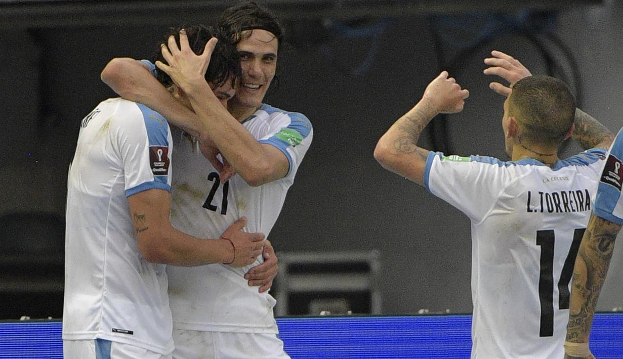 Penyerang Uruguay, Edinson Cavani, merayakan gol yang dicetak Darwin Nunez saat menghadapi Kolombia pada laga kualifikasi Piala Dunia 2022 zona CONMEBOL di Estadio Metropolitano Roberto Melendez, Sabut (14/11/2020) dini hari WIB. Uruguay menang 3-0 atas Kolombia. (AFP/Raul Arboleda)