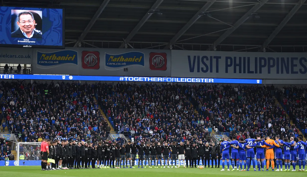 Ada foto pemilik Leicester, Vichai Srivaddanaprabha, sebelum laga Everton melawan Brigton di Stadion Goodison Park, Liverpool, Sabtu (3/11). Pria asal Thailand itu meninggal dunia akibat kecelakaan helicopter. (AFP/Oli Scarff)