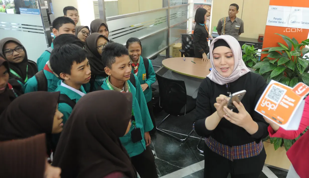 Karyawan BNI memberi pengetahuan tentang perbankan kepada para siswa saat berkunjung ke BNI Kantor Cabang Tebet, Jakarta (2/5). (Merdeka.com/Arie Basuki)