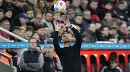 Pelatih Bayer Leverkusen, Xabi Alonso menangkap bola yang keluar dari lapangan saat laga lanjutan Bundesliga 2023/2024 melawan Bayern Munchen di BayArena, Leverkusen, Jerman, Minggu (11/02/2024) WIB. (AP Photo/Martin Meissner)