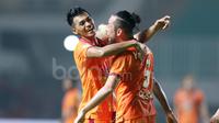 Pemain Pusamania Borneo FC, Kunihiro Yamashita merayakan gol bersama Lerby (kiri) ke gawang PS TNI pada lanjutan Liga 1 Indonesia di Stadion Pakansari, Bogor, Senin (17/4/2017). PS TNI bermain imbang 2-2 dengan PBFC. (Bola.com/Nicklas Hanoatubun)