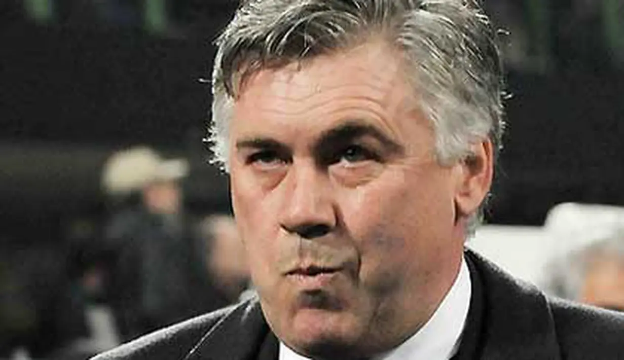 Ekspresi manajer Chelsea Carlo Ancelotti sebelum laga leg pertama babak 16 besar Liga Champions melawan Inter Milan di San Siro, 24 Februari 2010. Chelsea kalah 1-2. AFP PHOTO / Carl De Souza