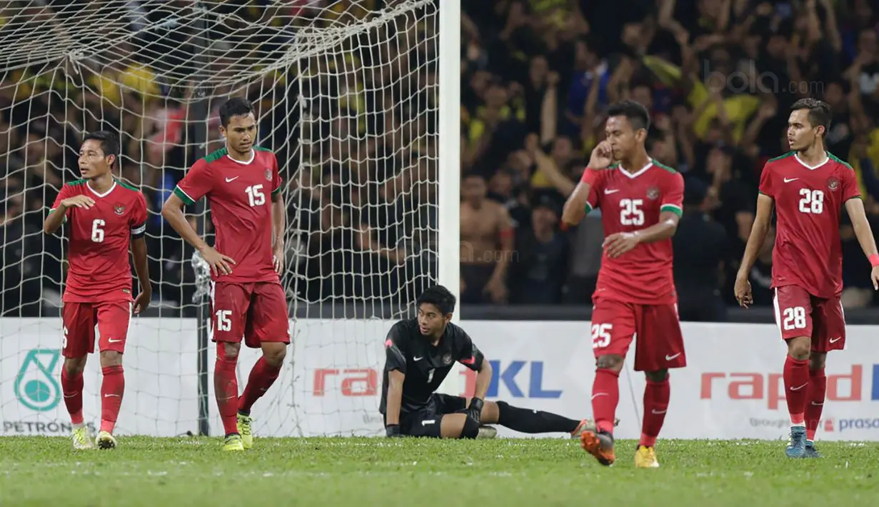 Para pemain timnas indonesia tampak lesu usai dikalahkan Malaysia pada laga semifinal Sea Games 2017 di Stadion Shah Alam, Selangor, Sabtu (26/8/2017). Malaysia menang 1-0 atas Indonesia. (Bola.com/Vitalis Yogi Trisna)