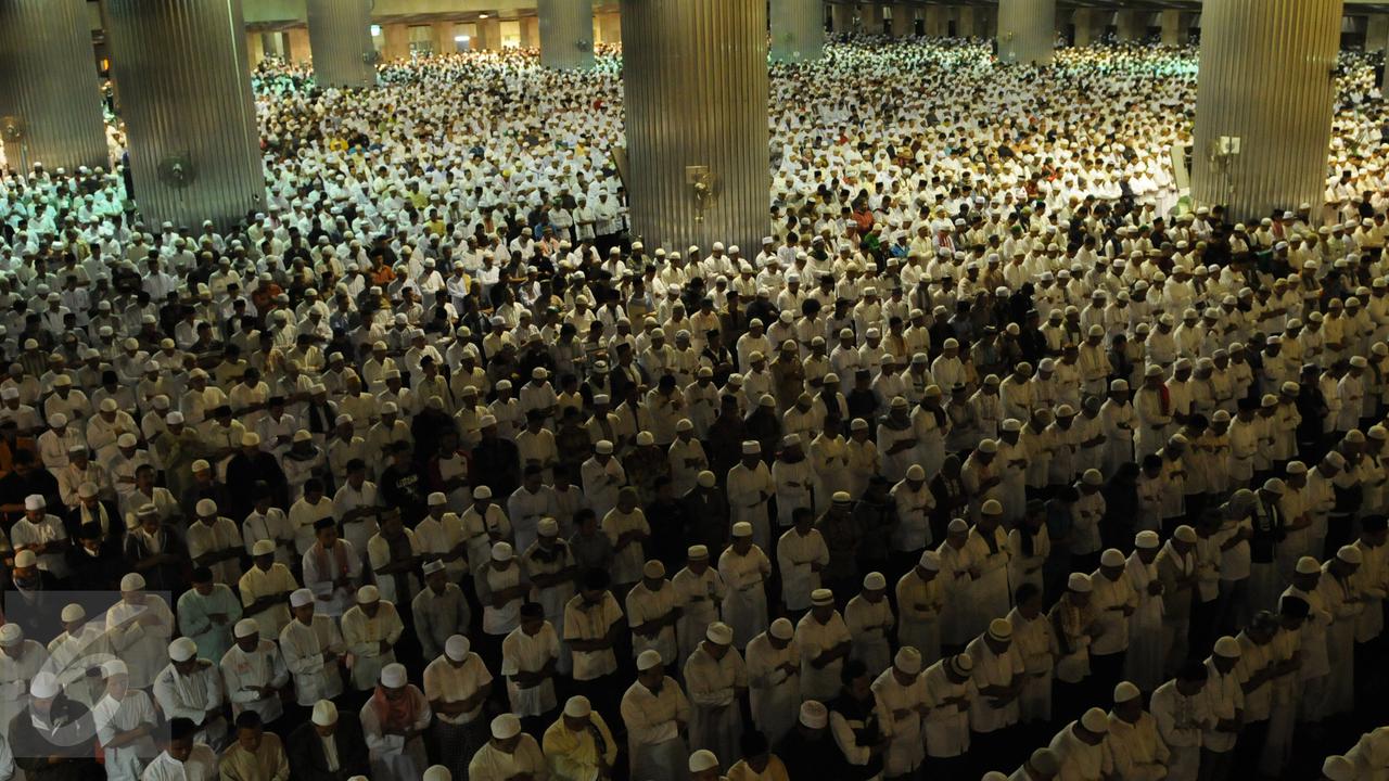 ratusan ribu peserta Aksi 212 Salat Shubuh di Masjid Istiqlal 